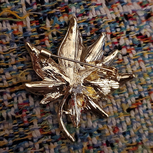 Retro high-end, multicolor maple leaf brooch with pearl and gold trim. - Picture 6 of 8